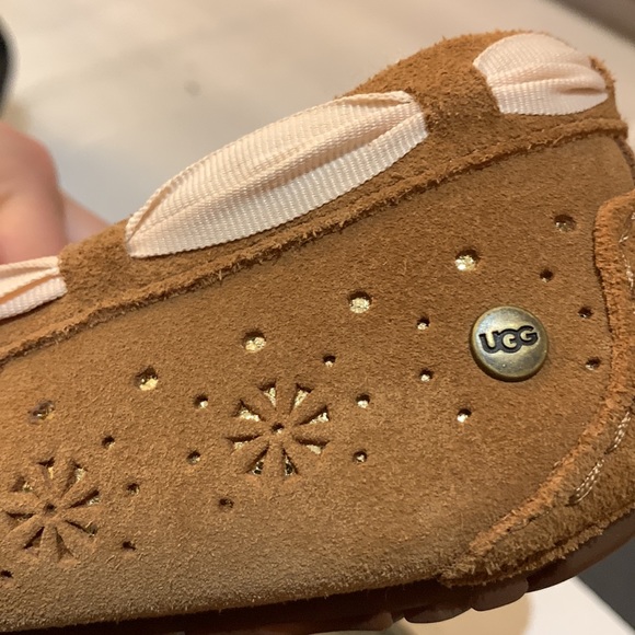 EUC UGG cut out foil loafers size 7. - Picture 4 of 5